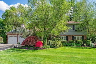 39 Bucknell Dr, Plainview, NY 11803