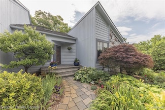 10875 Charring Cross Cir, Whitmore Lake, MI 48189