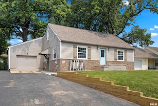 207 W Gloria Dr, Eureka, IL 61530
