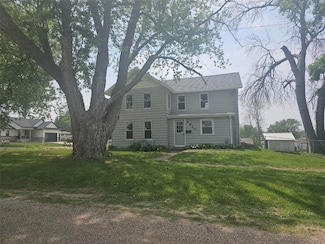 920 E Washington St, Center Point, IA 52213