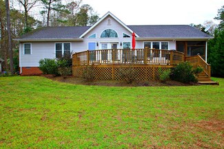 696 Country Club Dr, Gasburg, NC 27850