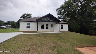 109 N Barnett St, Poplarville, MS 39470