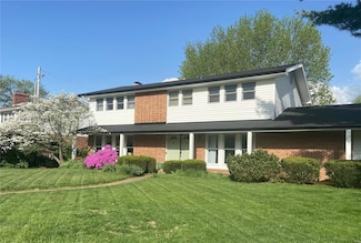 1 Oakland Hills Dr, Chesterfield, MO 63017