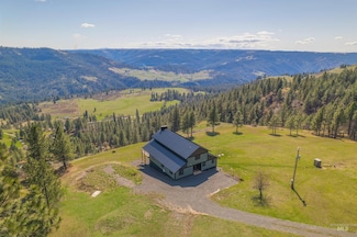 520 Valley View Dr, Lenore, ID 83541