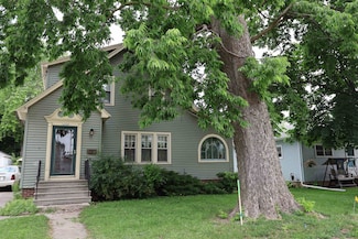 1332 Waugoo Ave, Oshkosh, WI 54901