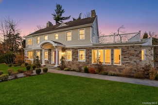 9 Sycamore Dr, Great Neck, NY 11021