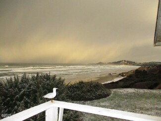 757 NW Coast St Unit 4, Newport, OR 97365