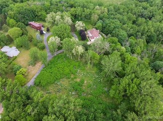 1020 N Circle Dr, Lockport, NY 14094