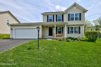 8 Autumn Ln, Troy, NY 12182