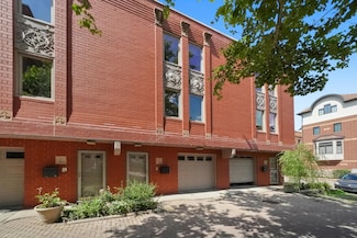 1036 Susan Collins Ln, Oak Park, IL 60302