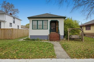 724 7th St N, Fargo, ND 58102