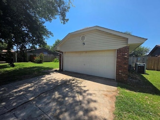 806 Ranchoak Dr, Yukon, OK 73099