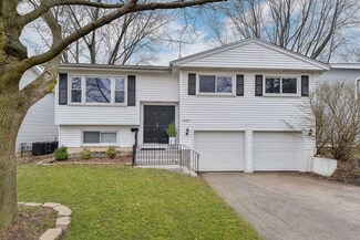 1208 Coolidge Ave, Wheaton, IL 60189