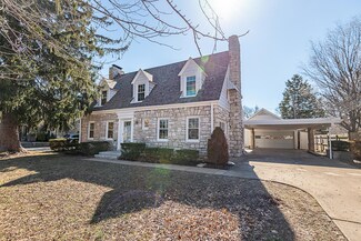 924 E Kingsbury St, Springfield, MO 65807