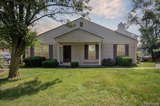 7727 Lake Ridge Dr, Waterford, MI 48327