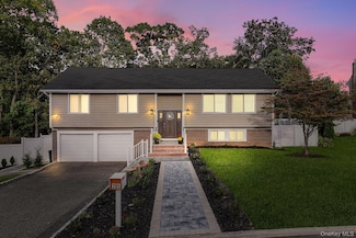 25 Hitching Post Ln, Glen Cove, NY 11542