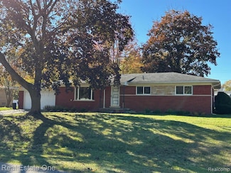 2927 Huntington Park Dr, Waterford, MI 48329