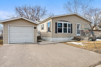 66 Kelly Rd, Chaska, MN 55318