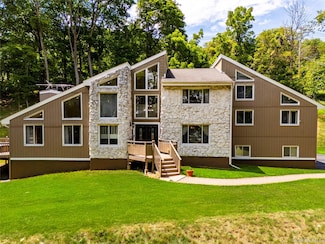 4 S Hill Rd, Tomkins Cove, NY 10986