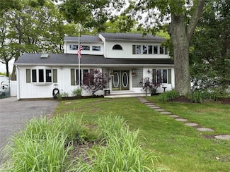 8 Sachs St, Bay Shore, NY 11706