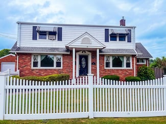31 Maple Ave, Kings Park, NY 11754