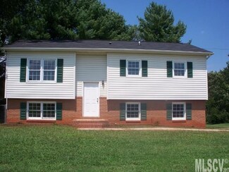 1215 Village Cir, Hickory, NC 28602