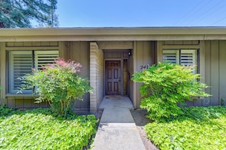 2473 American River Dr, Sacramento, CA 95825
