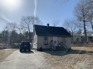 30 2nd St, Farmingdale, ME 04344