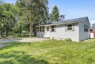 4 Lakeshore Ln, Holland, MA 01521
