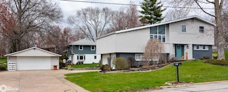 909 E Harrison Ave, Fairfield, IA 52556