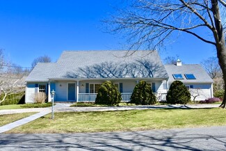 26 Skyline Dr, North Dartmouth, MA 02747
