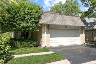 221 Pin Oak Dr Unit 221, Wilmette, IL 60091