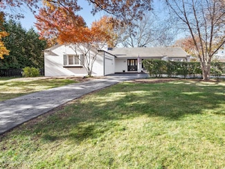 2S386 Seneca Dr, Wheaton, IL 60189