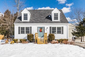 13 Crabtree Dr, Topsham, ME 04086