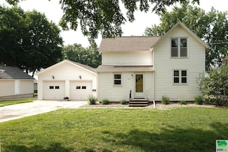 1608 1st St, Hull, IA 51239
