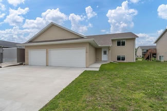 512 Allyn Cir, Janesville, MN 56048