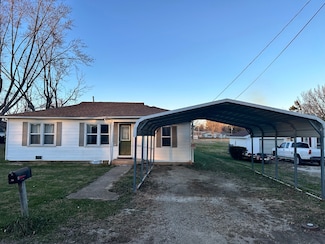 711 Park St, Willow Springs, MO 65793