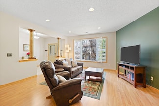 11183 Kinsley St, Eden Prairie, MN 55344