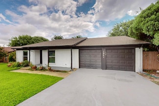 1041 Mckinley St, Benbrook, TX 76126