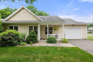 22 Pomeroy Meadow Rd Unit 4, Southampton, MA 01073