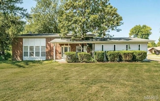 698 Carriage Ln, Hazelwood, MO 63042