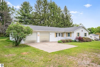 11888 Hickin Rd NW, Rapid City, MI 49676