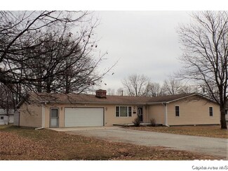 210 Sunset Dr, Virden, IL 62690