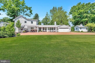 2 Maplewood Ave, Cranbury, NJ 08512