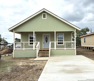708 E 5th St, Nixon, TX 78140