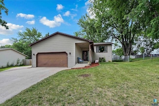 1226 Thresher Dr, Dell Rapids, SD 57022