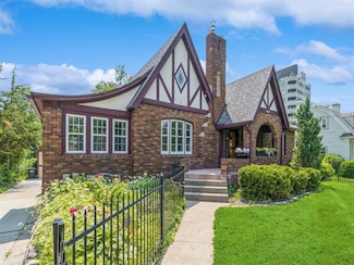 3826 Grand Ave, Des Moines, IA 50312