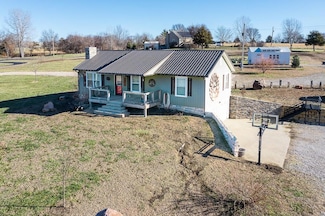 20568 251st St, Tonganoxie, KS 66086