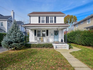 33 Avenue B, Port Washington, NY 11050