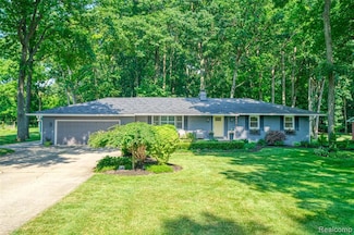 13465 Lakebrook Dr, Fenton, MI 48430